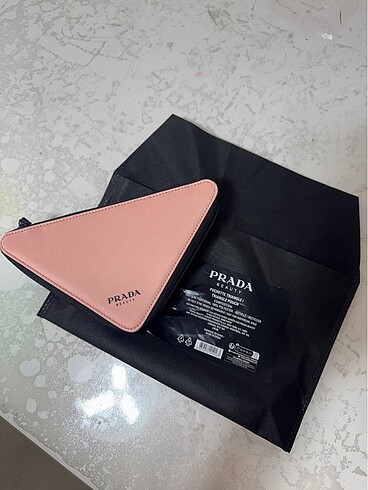 Prada makyaj çantası