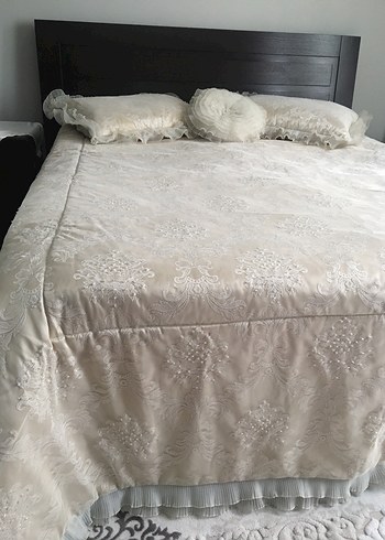 Krem renk elyaflı boncuk işlemeli yatak örtüsü - Görsel 2