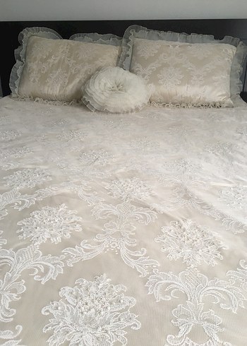 Krem renk elyaflı boncuk işlemeli yatak örtüsü - Görsel 3