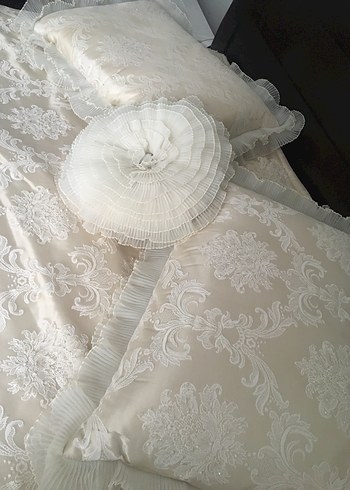 Krem renk elyaflı boncuk işlemeli yatak örtüsü - Görsel 5