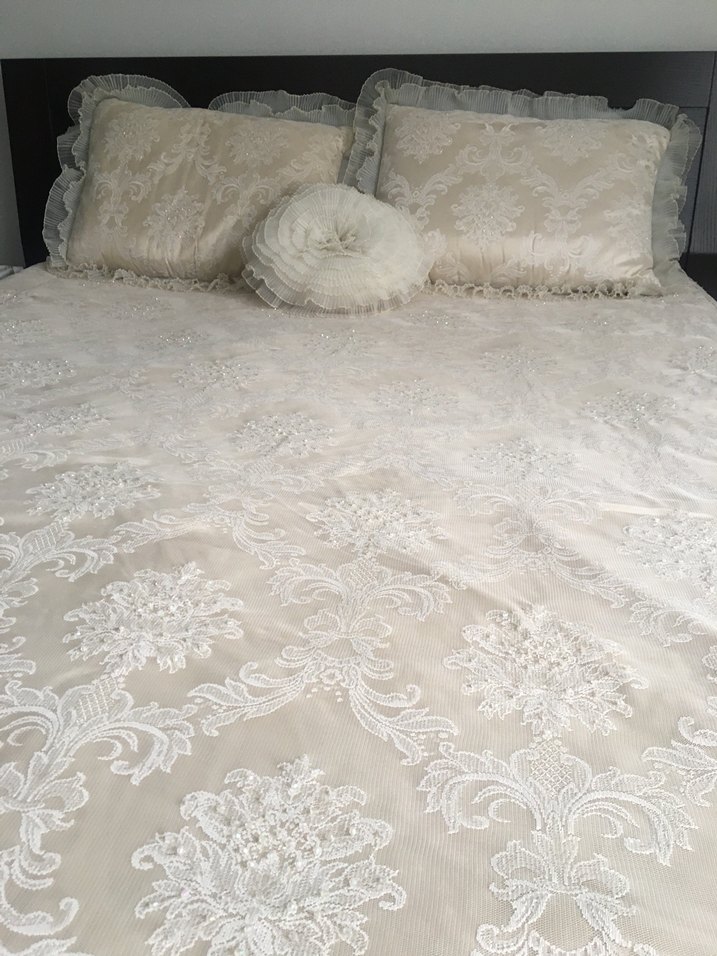 Krem renk elyaflı boncuk işlemeli yatak örtüsü - Görsel 3