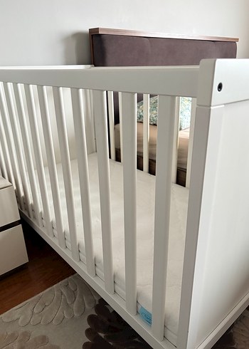 Beyaz Bebek Beşiği ve Gri Yatak - Görsel 2