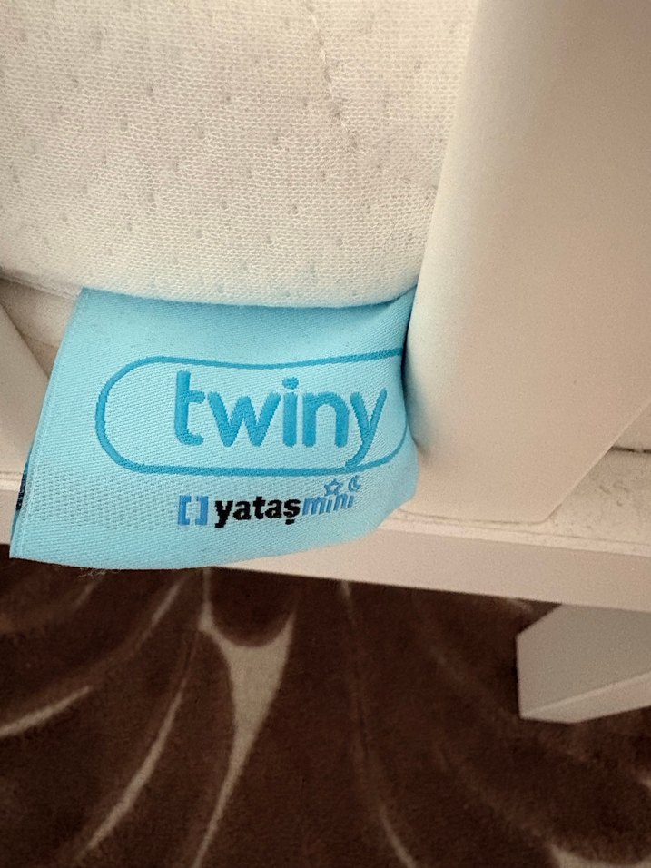 Beyaz Bebek Beşiği ve Gri Yatak - Görsel 3