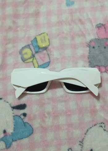 Beyaz Minimalist Kadın Güneş Gözlüğü - Görsel 4