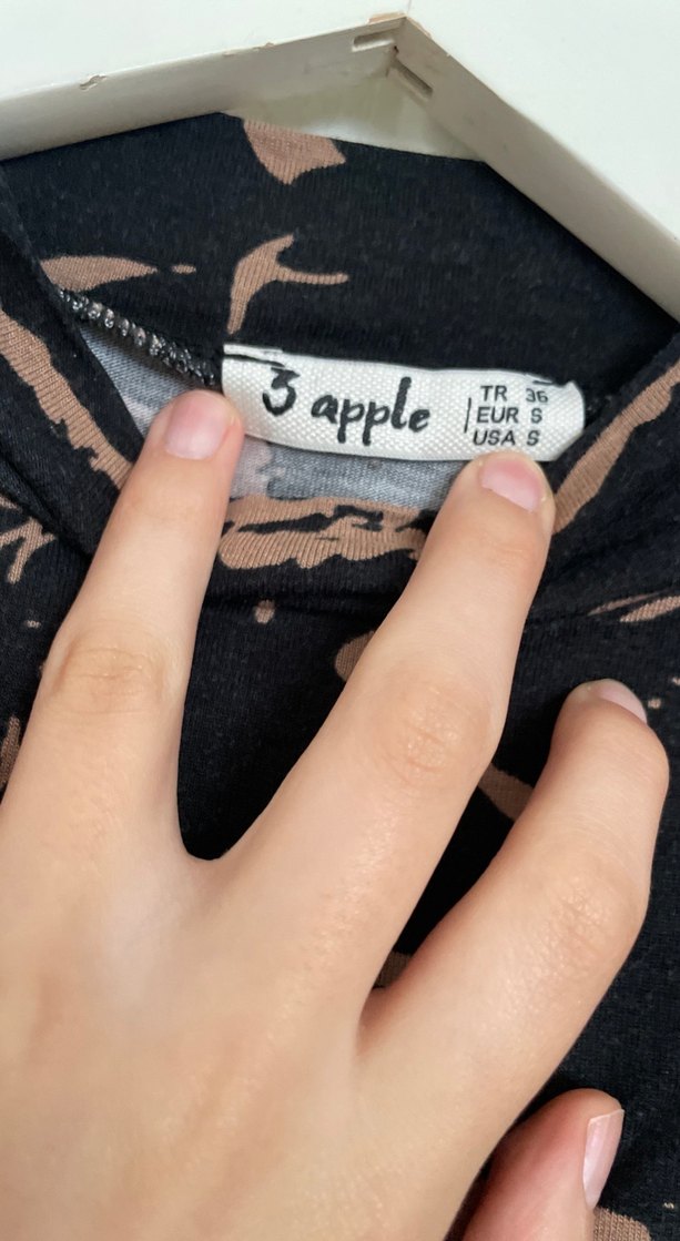 Kısa Kollu desenli Yüksek Yakalı crop - Görsel 2