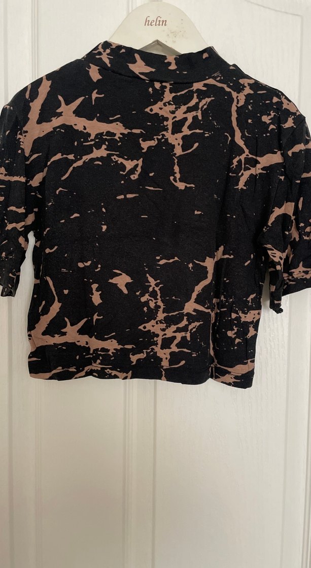 Kısa Kollu desenli Yüksek Yakalı crop - Görsel 3