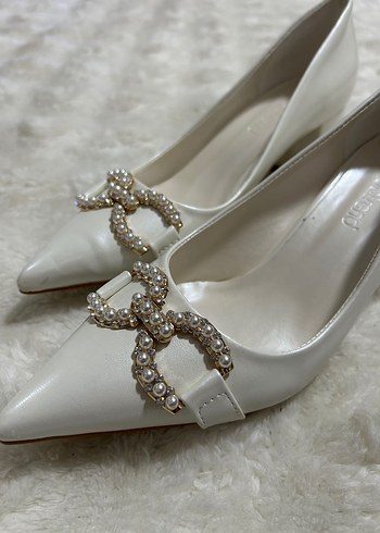 Beyaz İncili Tokalı Stiletto Kadın Ayakkabı - Görsel 4