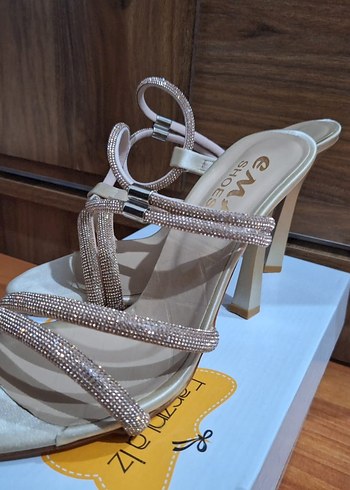 Diğer Bej Parlak Yılan Desenli Stiletto Topuklu Kadın Ayakkabı
