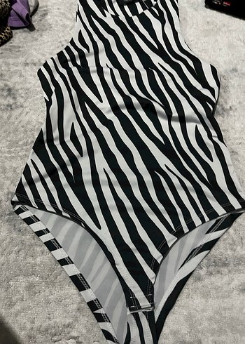 Siyah Zebra Desenli kadın mayo - Görsel 4