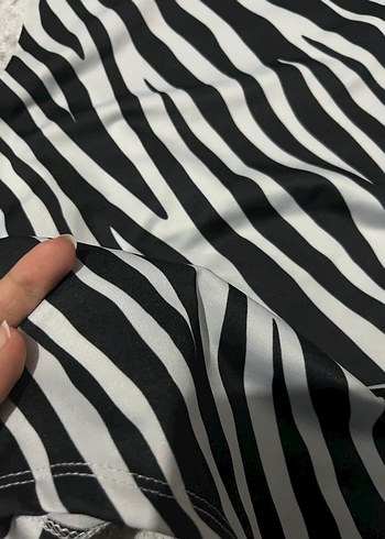 Siyah Zebra Desenli kadın mayo - Görsel 3