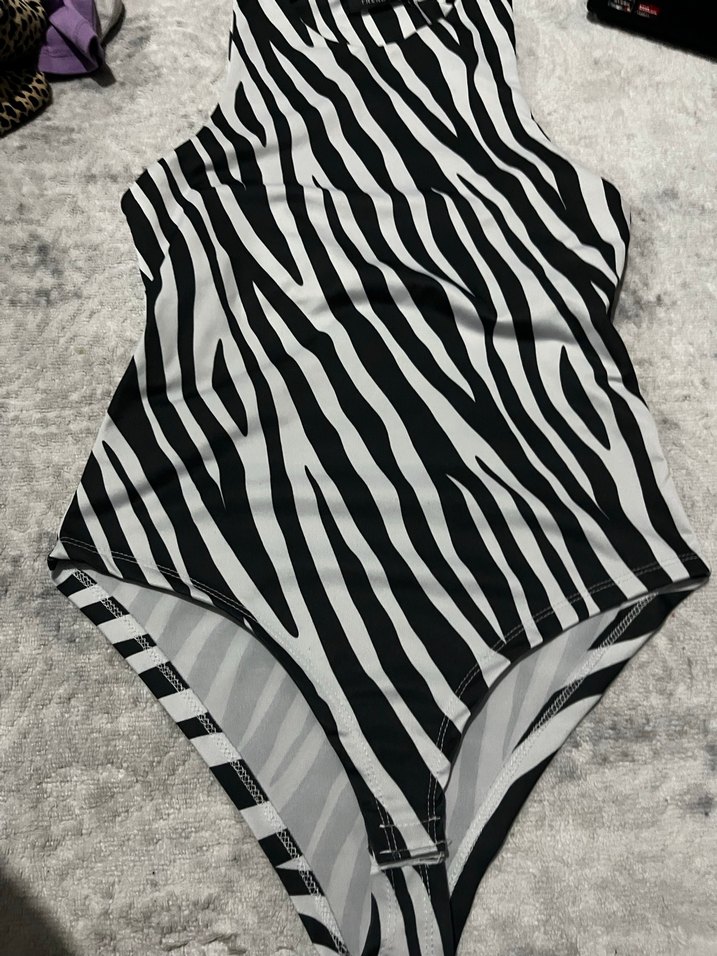 Siyah Zebra Desenli kadın mayo - Görsel 4