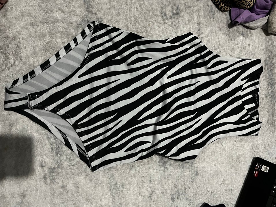 Siyah Zebra Desenli kadın mayo - Görsel 5