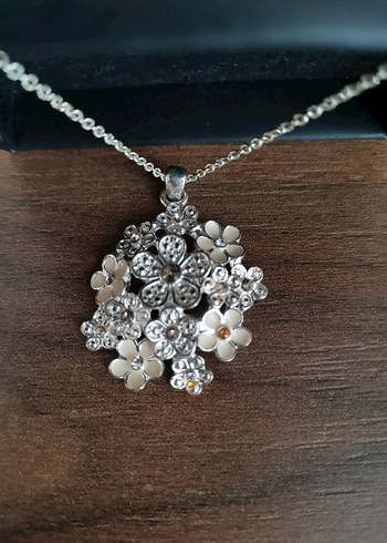 Beyaz Çiçekli Mini Boncuklu Kadın Kolye - Görsel 2