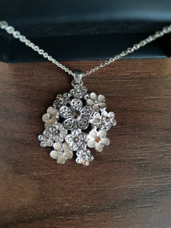 Beyaz Çiçekli Mini Boncuklu Kadın Kolye - Görsel 2