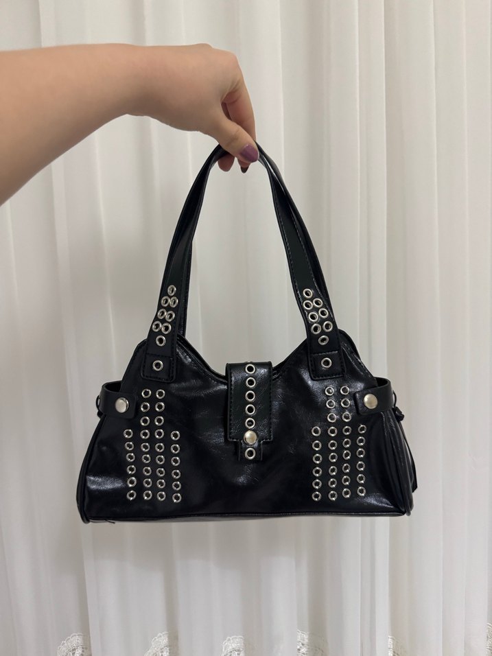 Tokalı Siyah Parlak Gotik Deri Kadın Çanta - Görsel 3