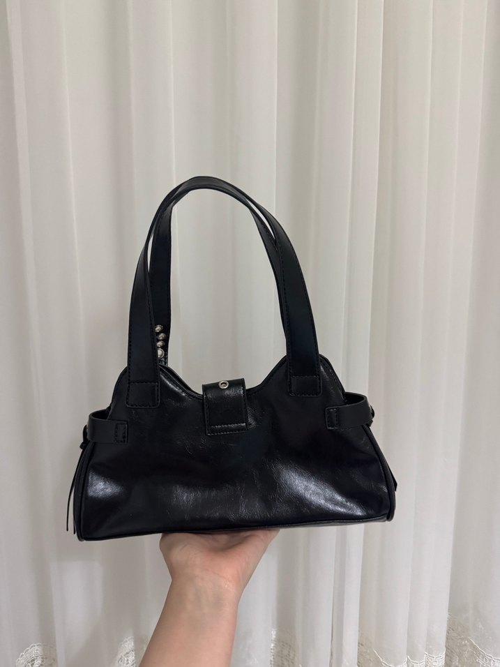 Tokalı Siyah Parlak Gotik Deri Kadın Çanta - Görsel 2