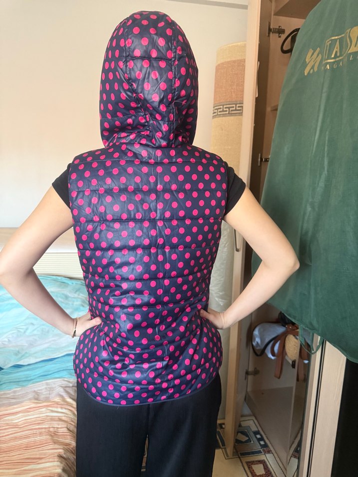 Kız Çocuk Kapüşonlu Puantiyeli Yelek - Görsel 4