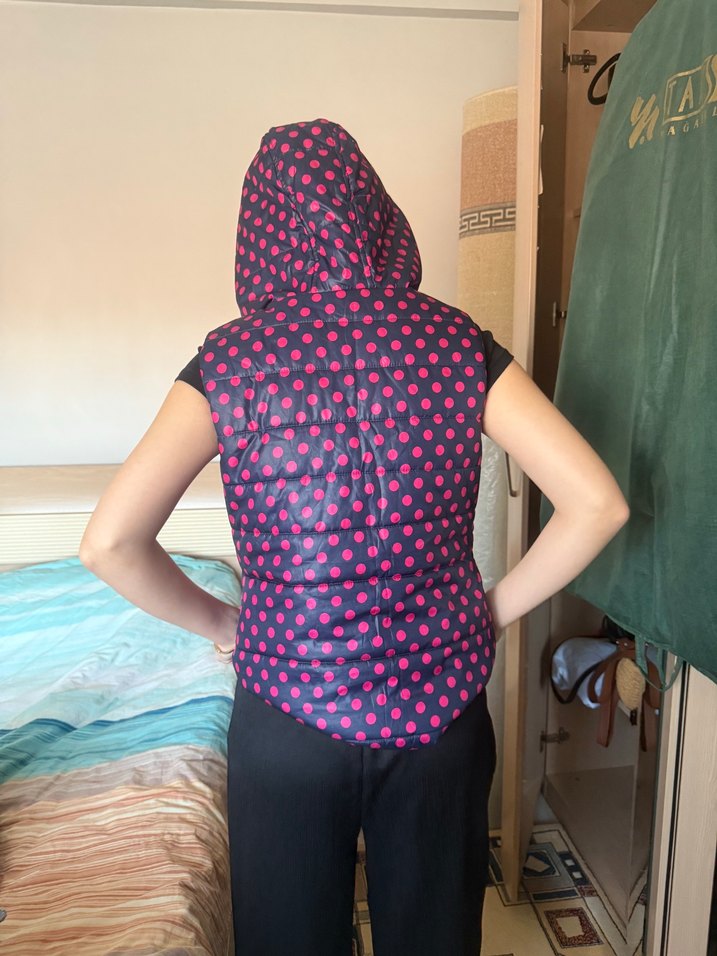 Kız Çocuk Kapüşonlu Puantiyeli Yelek - Görsel 3