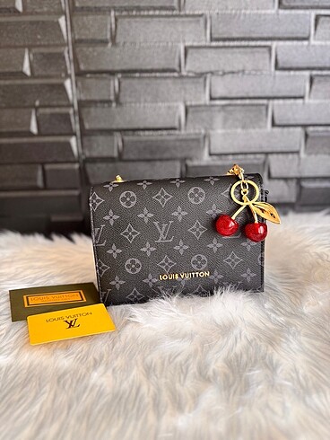 Louis Vuitton LV Siyah Çanta, Charm Hediyeli ????