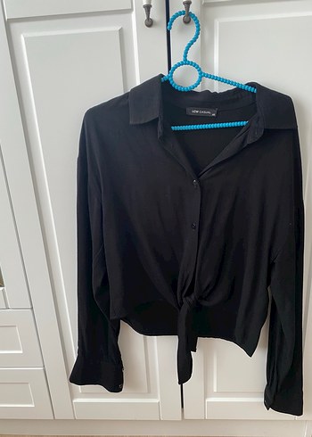 LC Waikiki Sikligin Simgesi Siyah Dugmeli Crop Gomlek