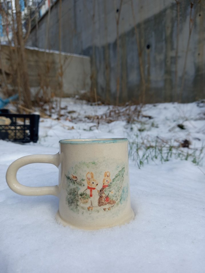 Beyaz Kış Temalı Seramik Kupa Peter rabbit kupa - Görsel 2
