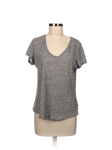Gap T-shirt %70 İndirimli.