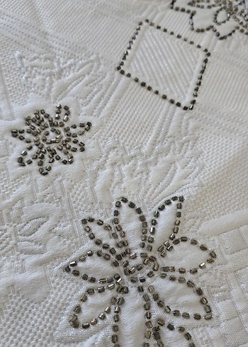 Gri Saten Fırfırlı Beyaz Nakışlı Yastık Kılıfı - Görsel 3