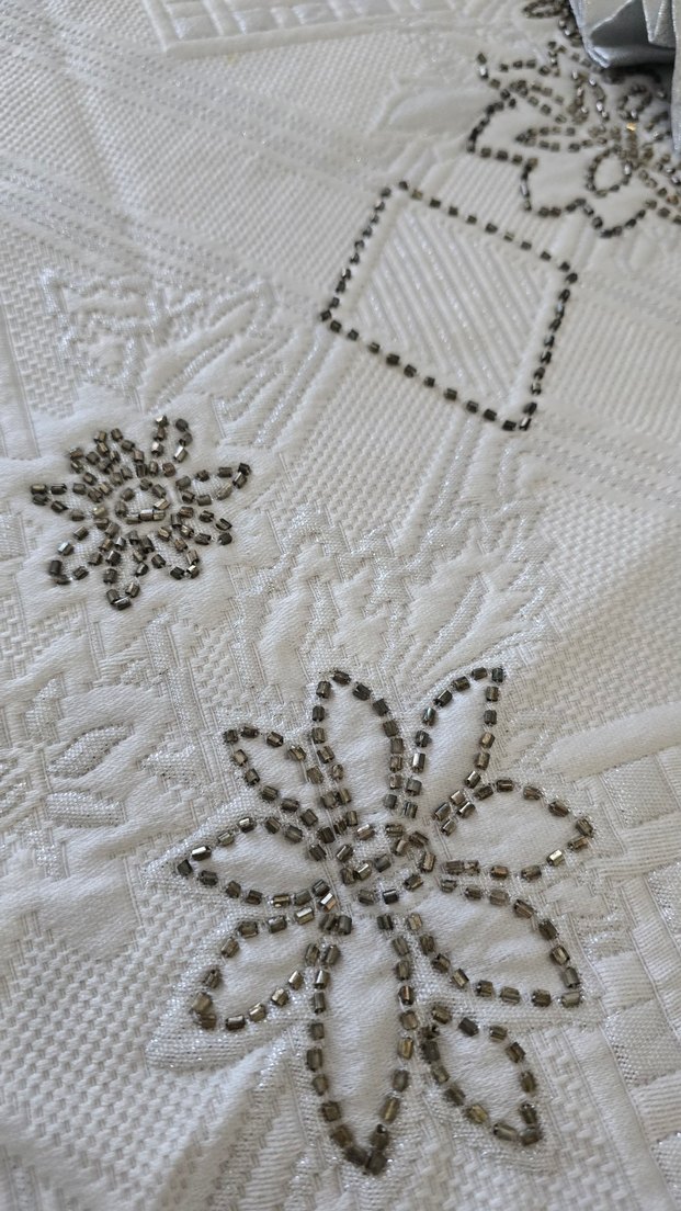 Gri Saten Fırfırlı Beyaz Nakışlı Yastık Kılıfı - Görsel 3