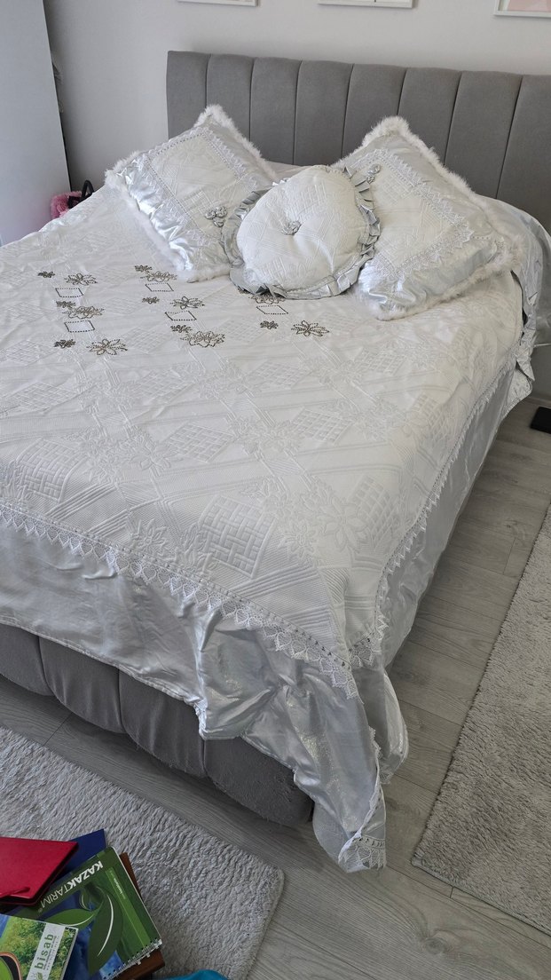 Gri Saten Fırfırlı Beyaz Nakışlı Yastık Kılıfı - Görsel 2