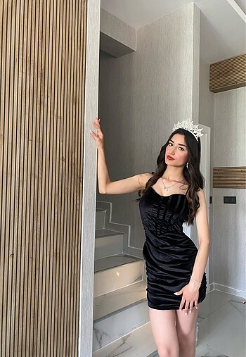Siyah kadife parti elbisesi