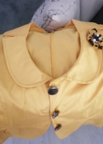 Sarı Düğmeli Kız Bolero