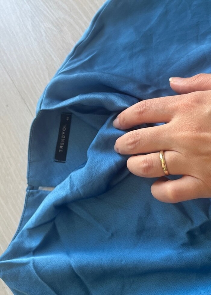 Saten kumaşlı şık bluz - Görsel 2