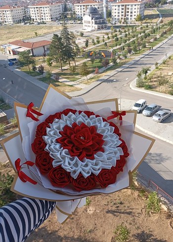Kırmızı ve Beyaz El Yapımı Çiçek Buketi