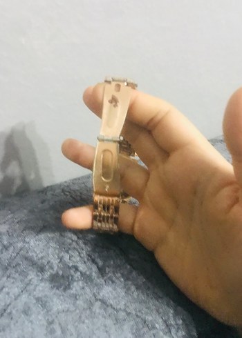 Parlak Altın Renkli Kadın Kol Saati - Görsel 4