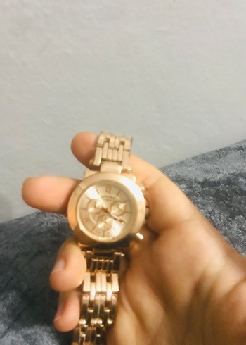 Parlak Altın Renkli Kadın Kol Saati - Görsel 2