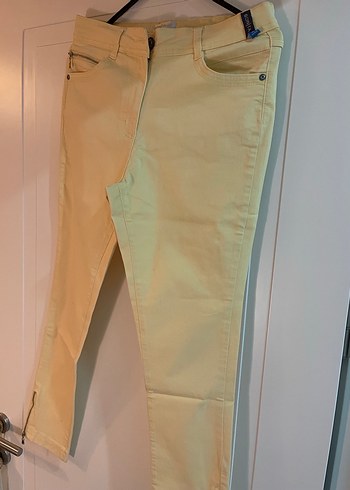 Sarı denim hoş bir pantalon.