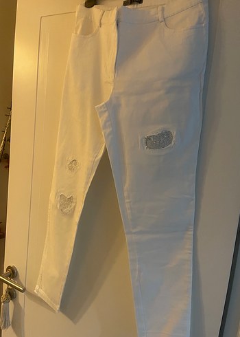 Beyaz Nakışlı Düğmeli Kadın Denim Pantolon