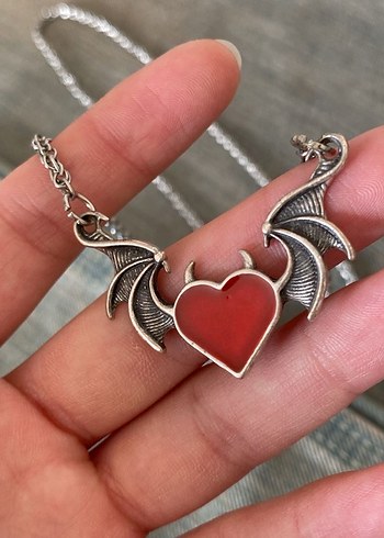 Gri Zincir Detaylı Kırmızı kalpli Kolye - Görsel 2