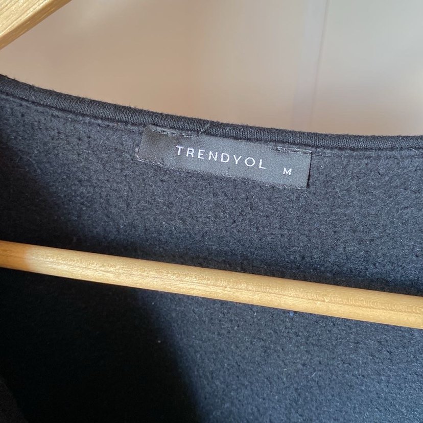 Siyah V Yakalı yan bağlamalı üst - Görsel 5