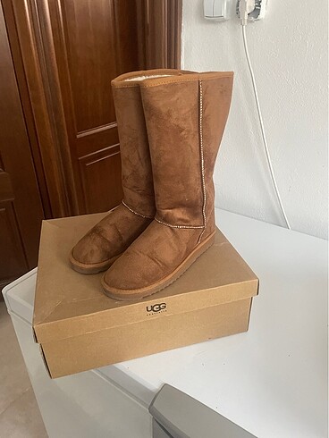 Ugg UGG kahve 38 nr aynı ürünün siyahıda mevcut
