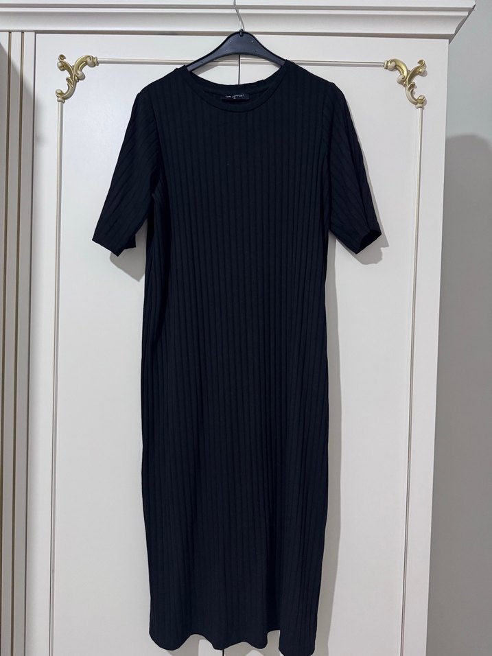 Siyah Piliseli Kısa Kollu Uzun Elbise - Görsel 2