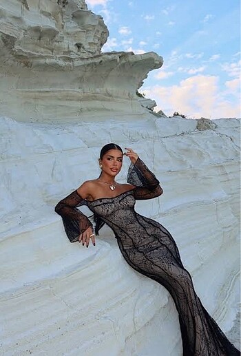 Siyah dantelli elbise