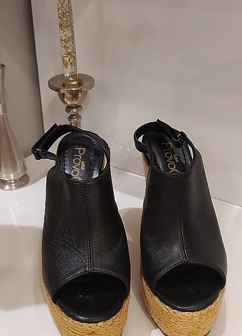  Kadın Hakiki Deri Dolgu Topuklu Sandalet