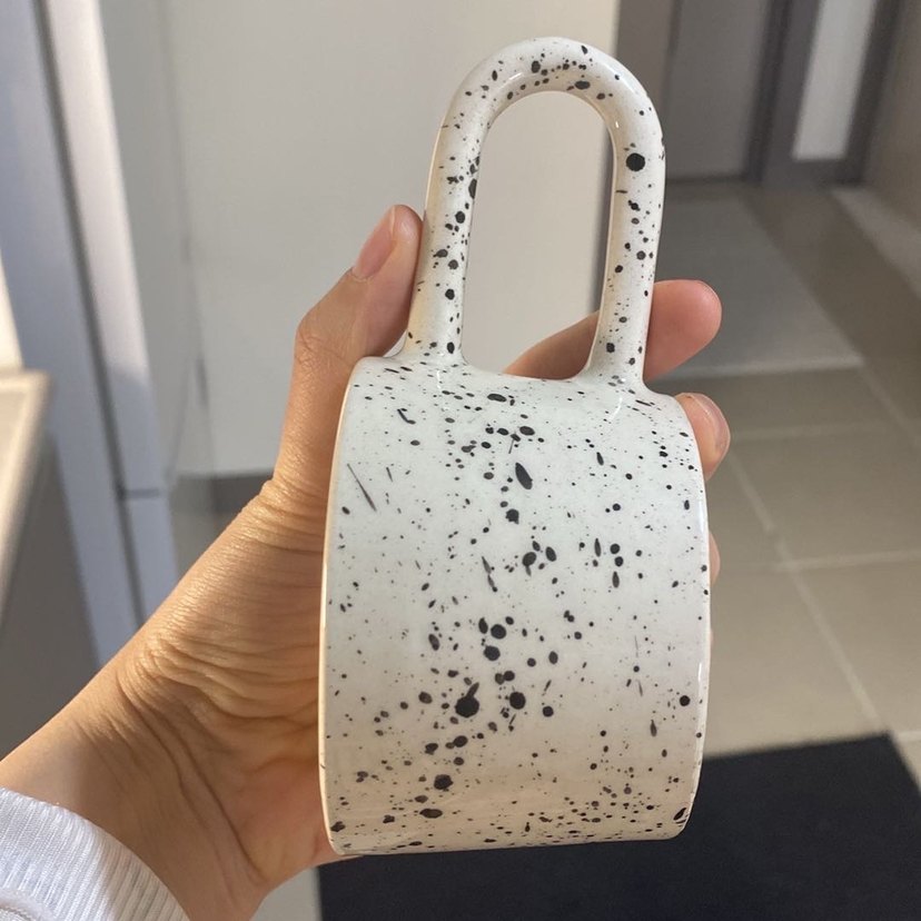 Beyaz ve gri desenli seramik kupa - Görsel 3