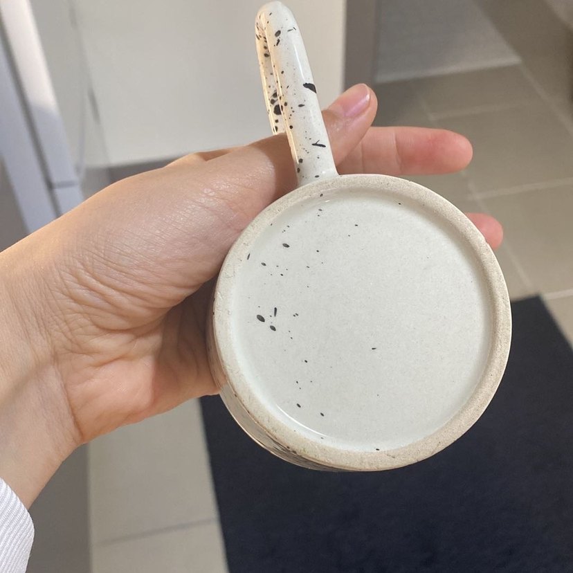 Beyaz ve gri desenli seramik kupa - Görsel 4