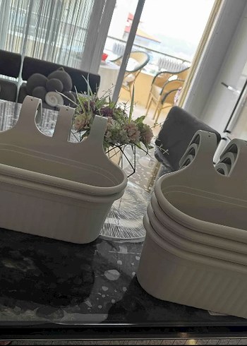 Diğer KİRLİ BEYAZ ASKILI BALKON SAKSISI