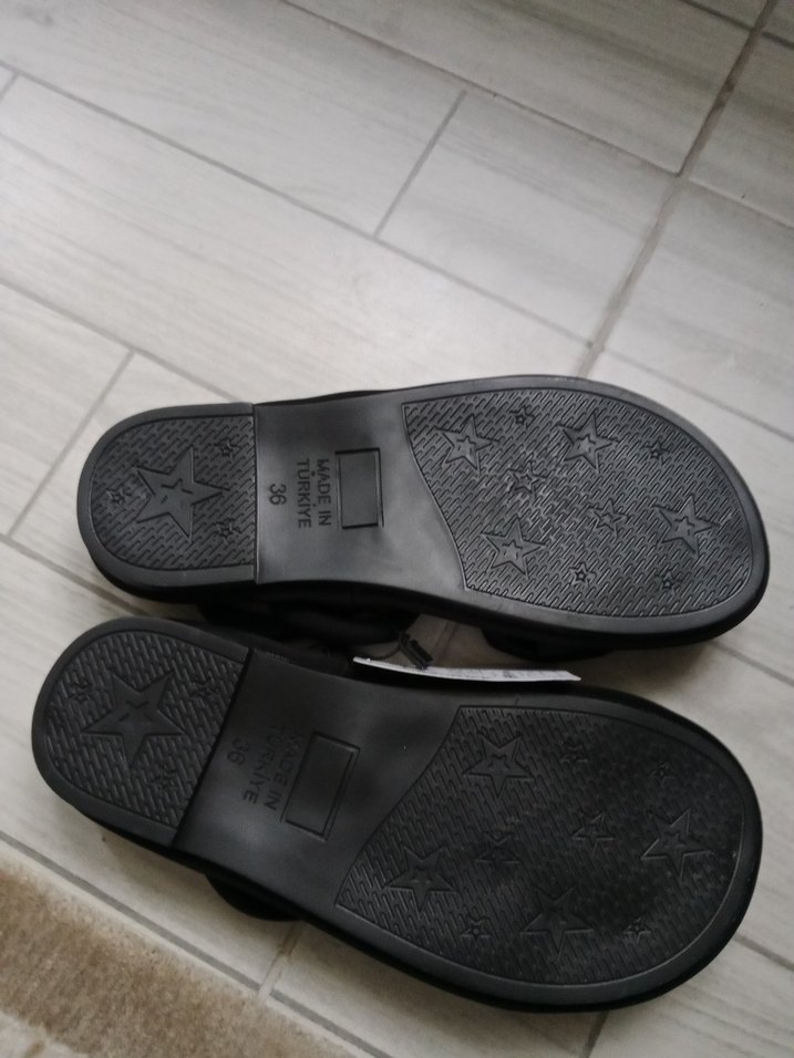 Fiyonk Detaylı Siyah Dolgu Topuklu Kadın Sandalet - Görsel 2