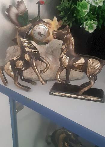 Parlak Altın Renk At Figürleri