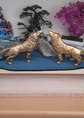 Parlak Altın Renkli Kurt Figürinleri