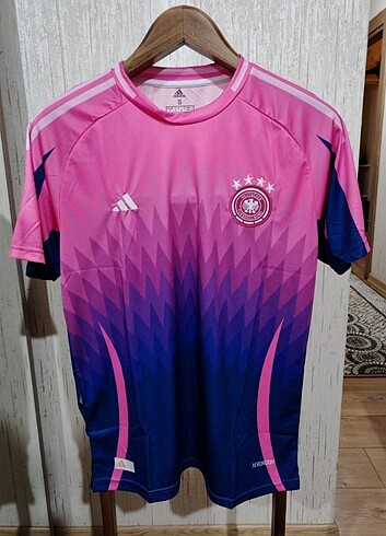 Almanya pembe forma 